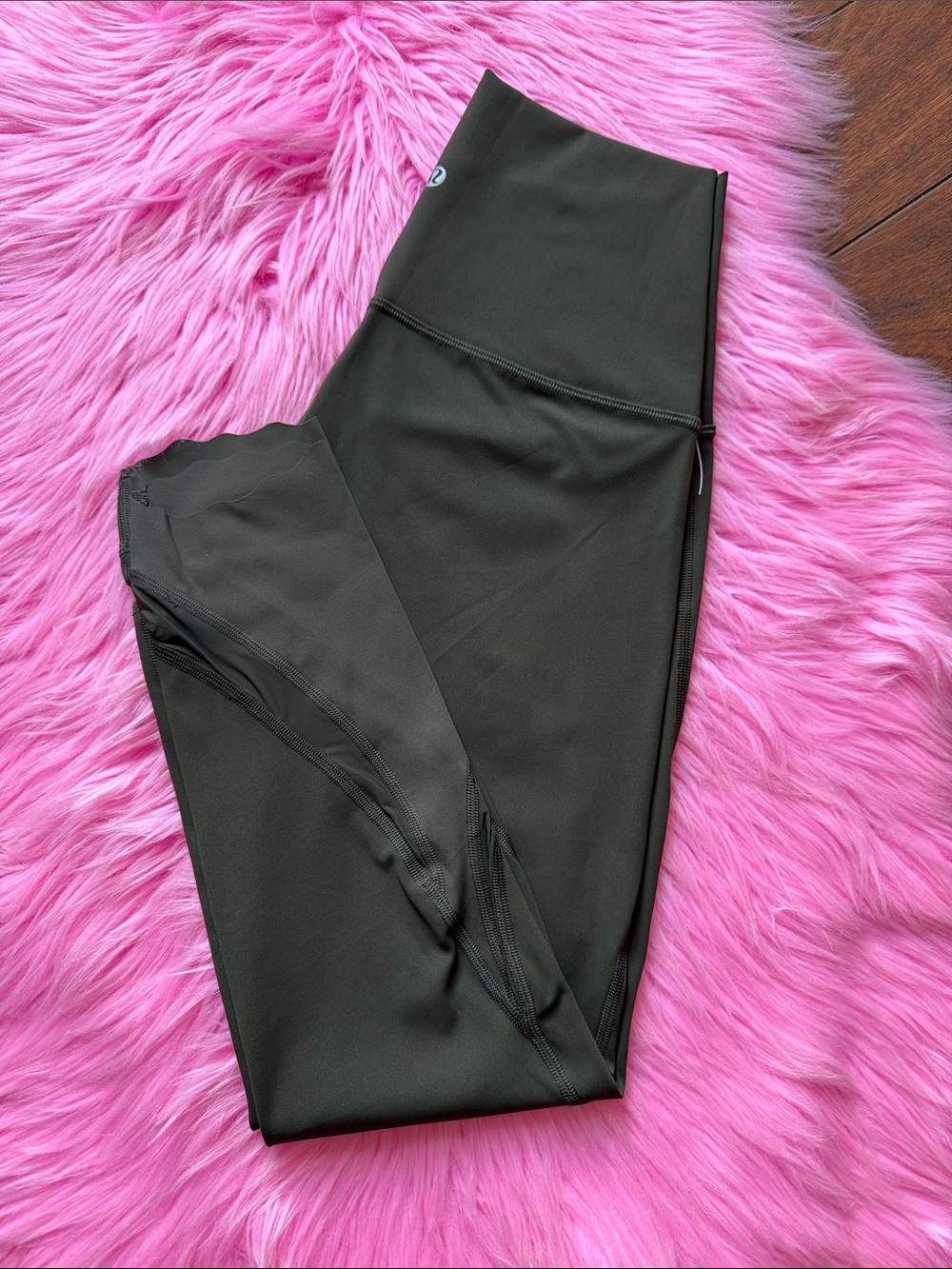 Size 6 Wunder under HR crop 23” dark olive 
NWOT scallop